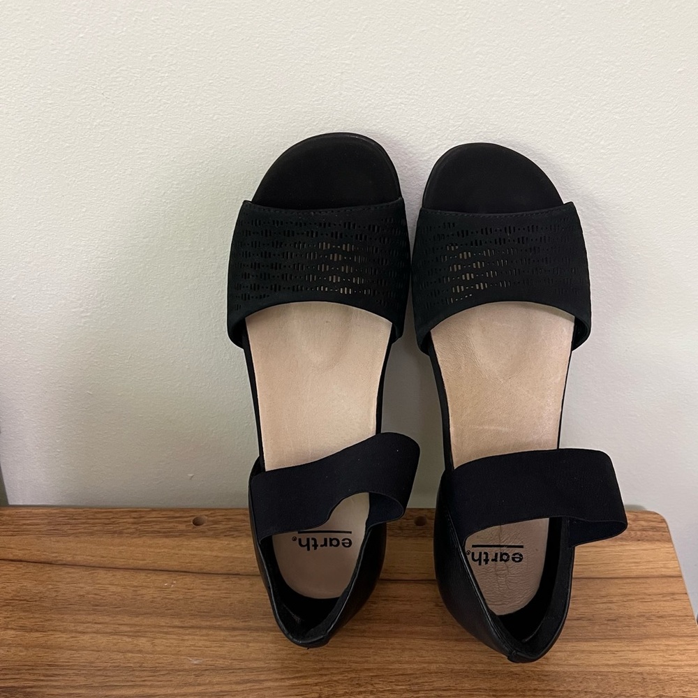 Earth Alder Amora Black Sandals